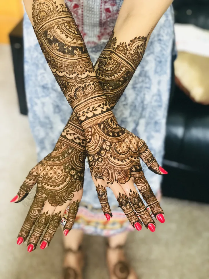 Bridal henna with fine line detail down the fingers