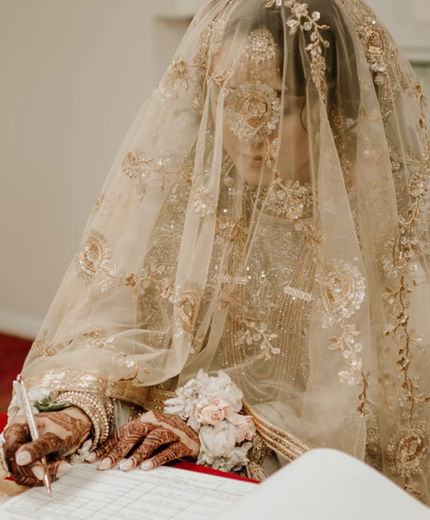 Bride showing a deep natural henna stain